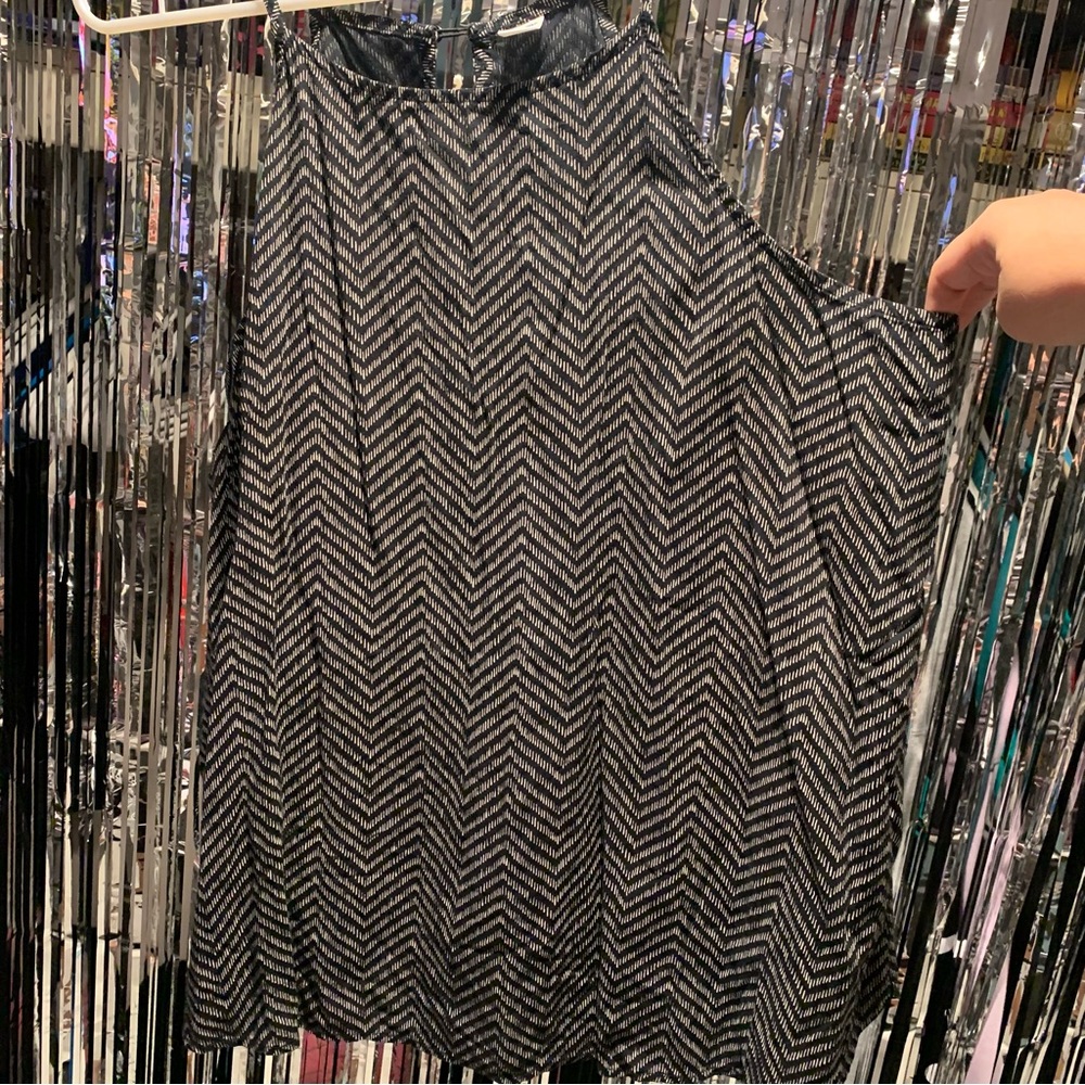 Old Navy Black & White Zigzag Top Size XL